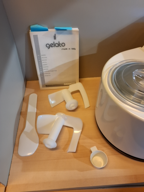 Italiensk nemox gelatissimo ismaskine, med køler.